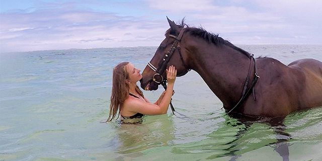 Romantic sunset horse riding on the riambel beach (12)